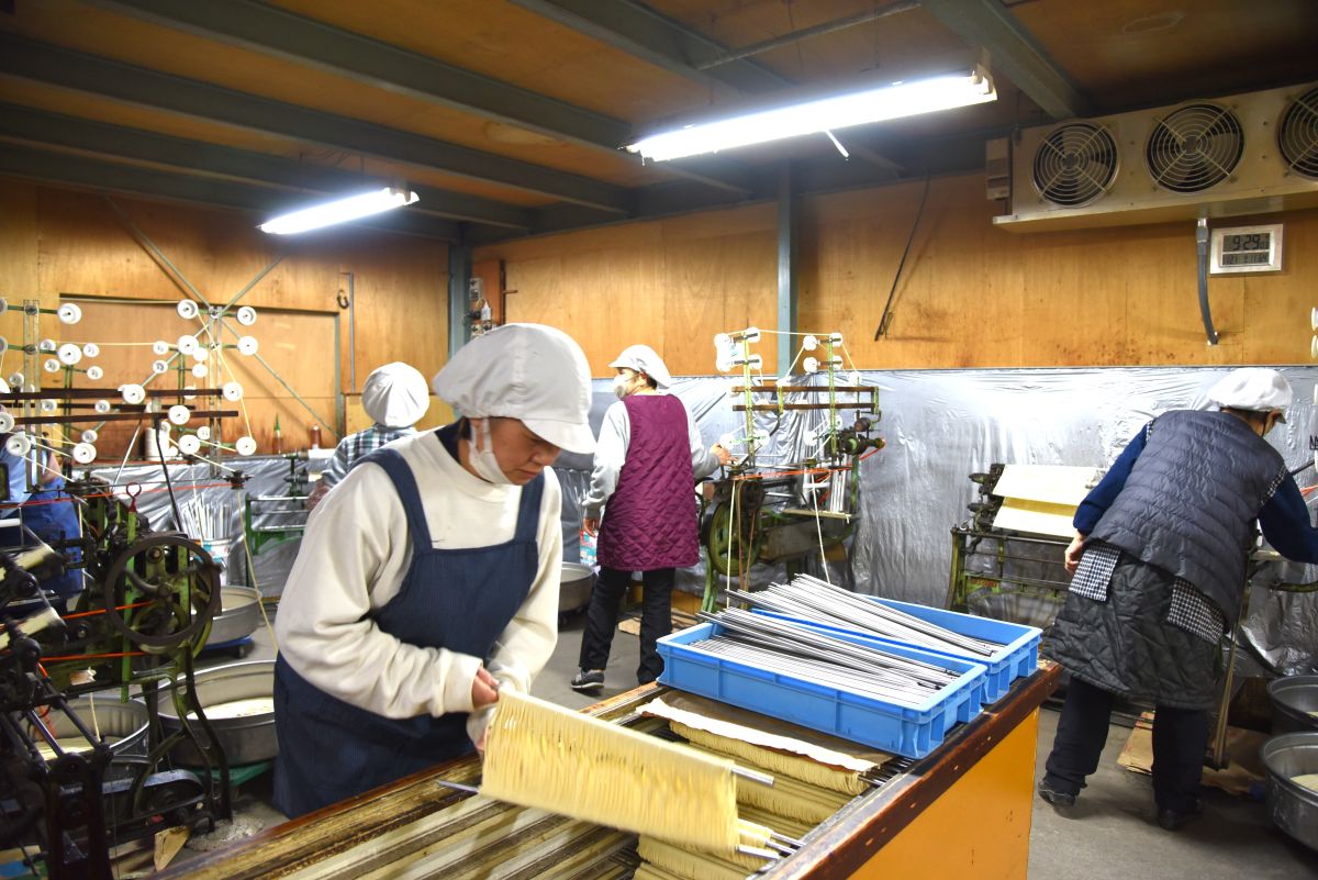 手延べ三輪そうめんの製造工場