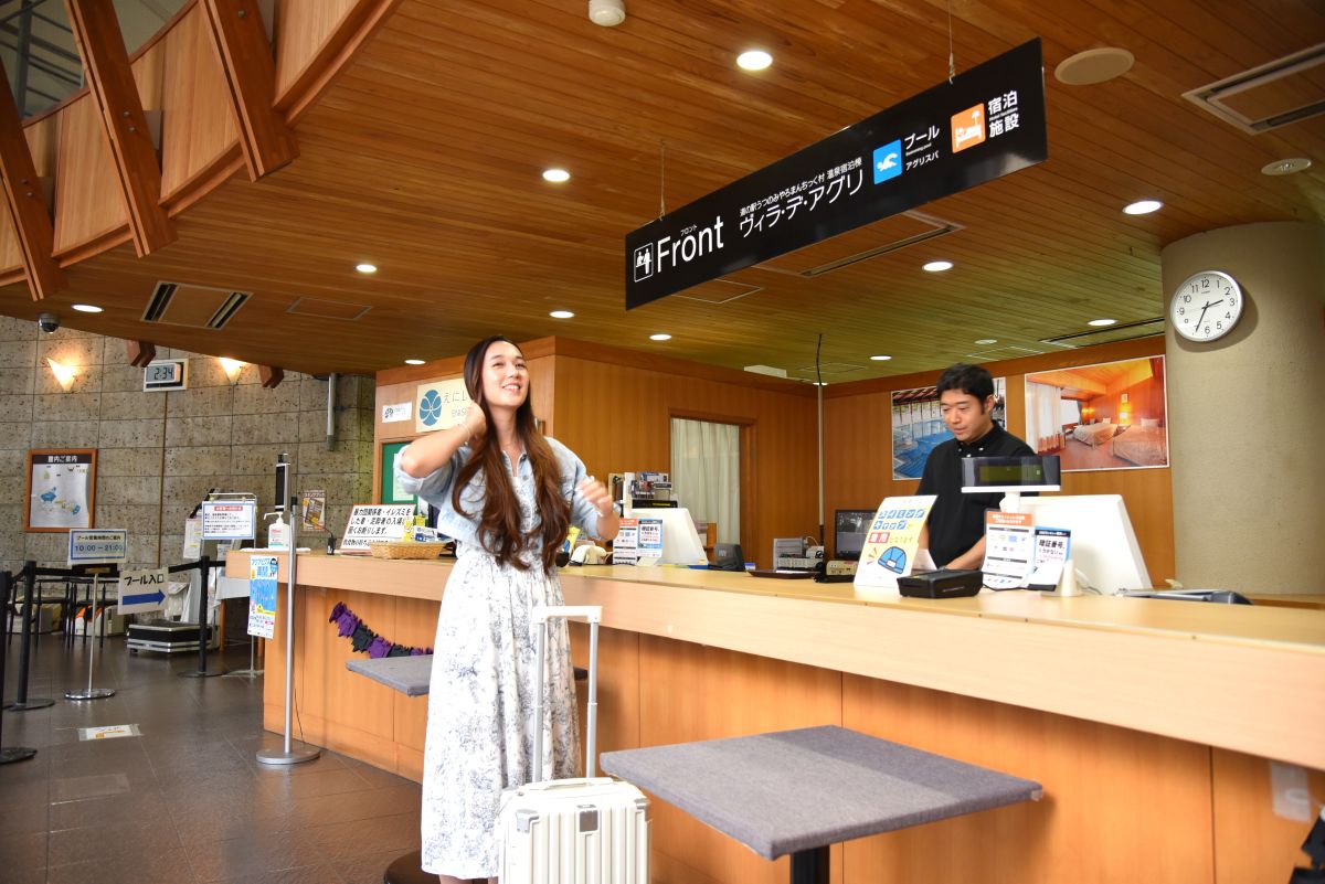 宿泊棟のレセプションと受付は同じ