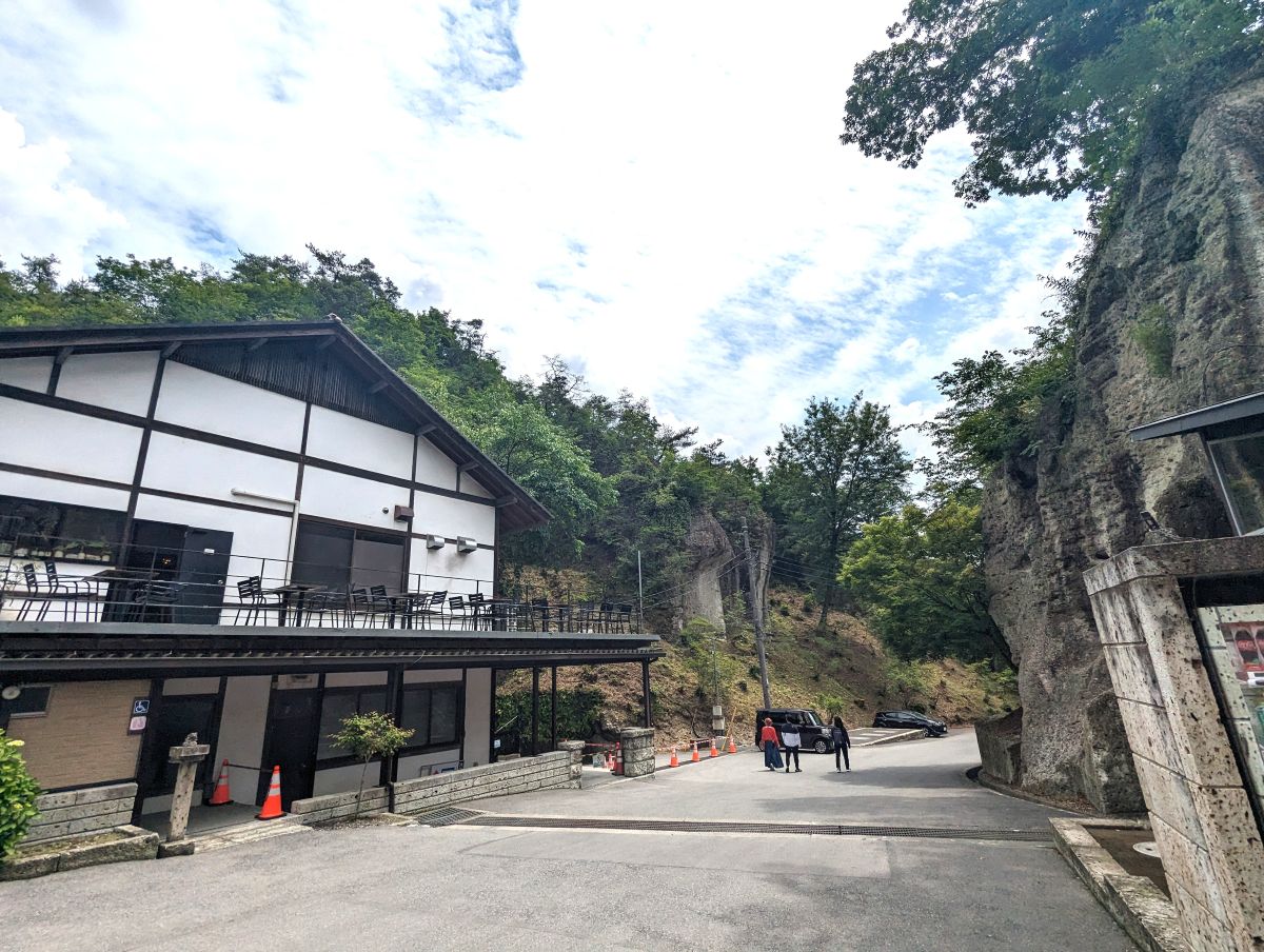 最近はツアーバスや修学旅行生も増えた